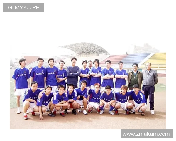 足球巨星赛后亲切与粉丝合影留下温馨难忘瞬间