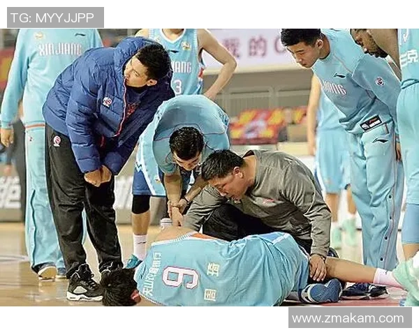 足球球星比赛突发脚踝扭伤痛苦倒地瞬间引发球迷关注